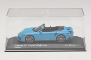 Porsche 911 991.1 Turbo S Cabriolet Azul Minichamps 1:43 410067182 Diecast - imagem 4 de 5