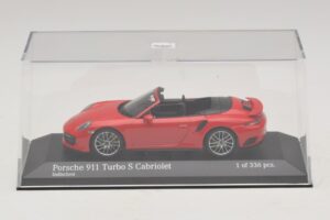 Porsche 911 991.1 Turbo S Cabriolet Vermelho Minichamps 1:43 410067180 Metal - imagem 4 de 5