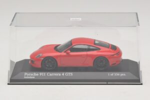 Porsche 911 991.2 Carrera 4 GTS Vermelho Minichamps 1:43 410067320 Metal - imagem 4 de 5