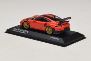 Porsche 911 991.2 GT2 RS Weissach Package Laranja Minichamps 1:43 410067224 Metal - imagem 3 de 5
