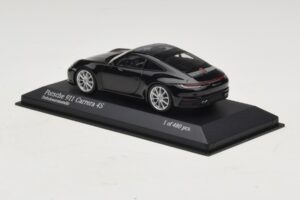 Porsche 911 992 Carrera 4S Preto Metálico Minichamps 1:43 410069320 Metal - imagem 3 de 5