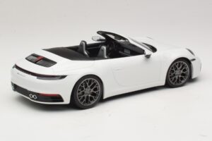 Porsche 911 992 Carrera 4S Cabriolet Branco Minichamps 1:18 155067330 Metal - imagem 2 de 6