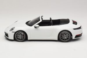 Porsche 911 992 Carrera 4S Cabriolet Branco Minichamps 1:18 155067330 Metal - imagem 3 de 6