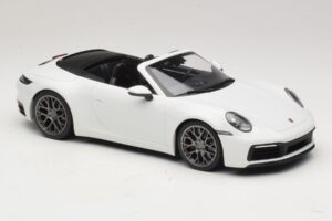 Porsche 911 992 Carrera 4S Cabriolet Branco Minichamps 1:18 155067330 Metal - imagem 4 de 6