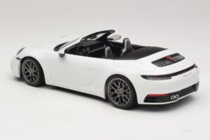 Porsche 911 992 Carrera 4S Cabriolet Branco Minichamps 1:18 155067330 Metal - imagem 5 de 6