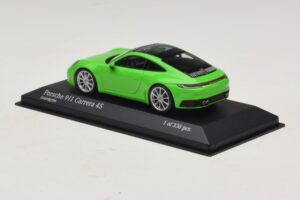 Porsche 911 992 Carrera 4S Verde Minichamps 1:43 410069322 Metal - imagem 3 de 5