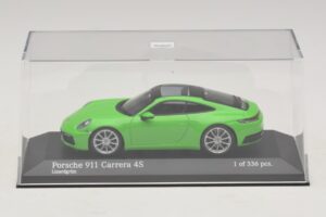 Porsche 911 992 Carrera 4S Verde Minichamps 1:43 410069322 Metal - imagem 4 de 5