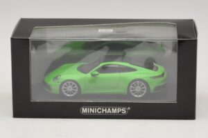 Porsche 911 992 Carrera 4S Verde Minichamps 1:43 410069322 Metal - imagem 5 de 5