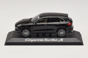 Porsche Cayenne 958 Turbo S Preto Minichamps 1:43 WAP0200220E Metal