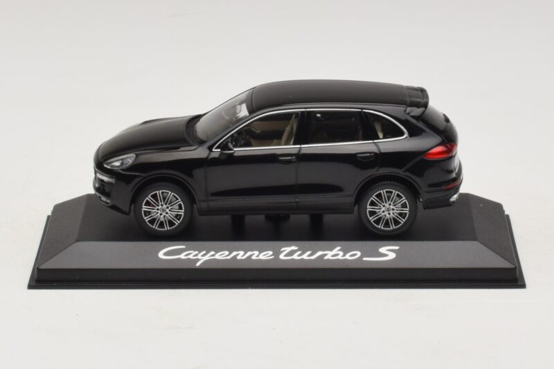 Porsche Cayenne 958 Turbo S Preto Minichamps 1:43 WAP0200220E Metal