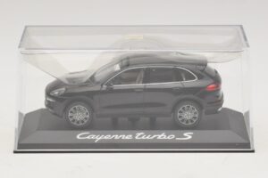Porsche Cayenne 958 Turbo S Preto Minichamps 1:43 WAP0200220E Metal - imagem 4 de 5