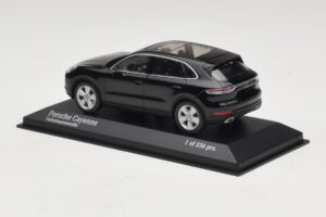 Porsche Cayenne Preto Metálico Minichamps 1:43 410066301 Metal - imagem 3 de 5