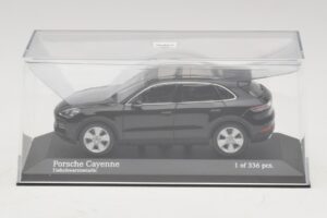 Porsche Cayenne Preto Metálico Minichamps 1:43 410066301 Metal - imagem 4 de 5