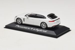 Porsche Panamera 971 4 E-Hybrid Branco Minichamps 1:43 WAP0207620H Metal - imagem 3 de 5