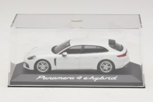 Porsche Panamera 971 4 E-Hybrid Branco Minichamps 1:43 WAP0207620H Metal - imagem 4 de 5