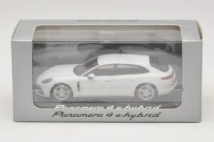 Porsche Panamera 971 4 E-Hybrid Branco Minichamps 1:43 WAP0207620H Metal - imagem 5 de 5