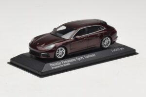 Porsche Panamera 971 Sport Turismo 4S Vermelho Minichamps 1:43 410066110 Metal - imagem 2 de 5