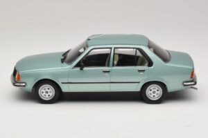 Renault 18 Verde Claro MCG 1:18 MCG18596 Metal - imagem 3 de 6
