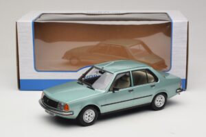 Renault 18 Verde Claro MCG 1:18 MCG18596 Metal - imagem 6 de 6