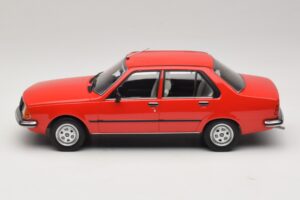 Renault 18 Vermelho MCG 1:18 MCG18595 Metal - imagem 3 de 6