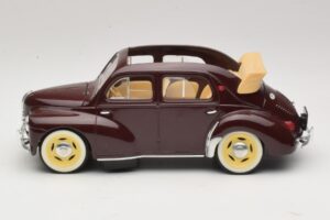 Renault 4CV Castanho-Avermelhado Solido 1:18 8048 Metal - imagem 3 de 6