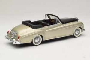 Rolls-Royce Silver Cloud II Prata Solido 1:18 8006 Metal - imagem 2 de 6