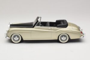 Rolls-Royce Silver Cloud II Prata Solido 1:18 8006 Metal - imagem 3 de 6