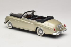 Rolls-Royce Silver Cloud II Prata Solido 1:18 8006 Metal - imagem 5 de 6