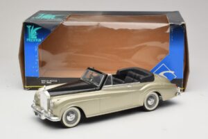 Rolls-Royce Silver Cloud II Prata Solido 1:18 8006 Metal - imagem 6 de 6