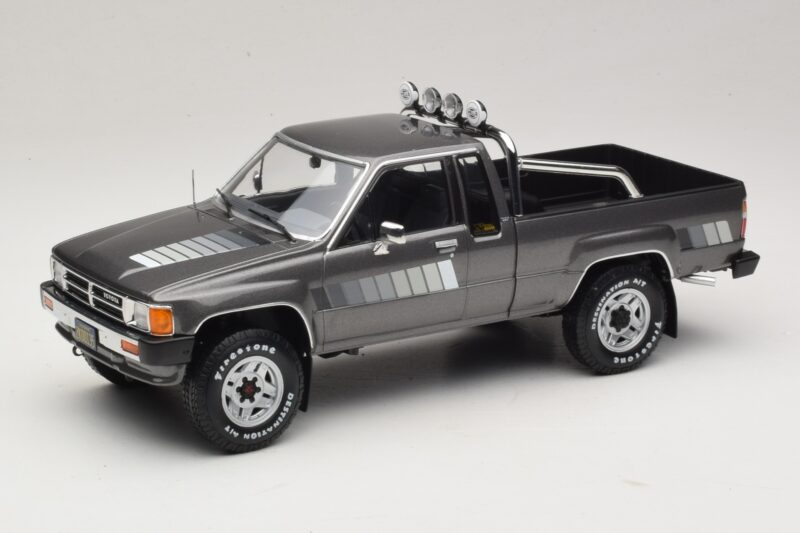Toyota Hilux N50 Xtra Cab 4x4 Cinzento Metálico KK-Scale 1:18 KKDC181563 Metal