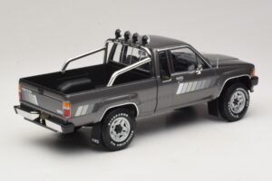 Toyota Hilux N50 Xtra Cab 4x4 Cinzento Metálico KK-Scale 1:18 KKDC181563 Metal - imagem 2 de 6