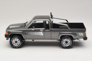 Toyota Hilux N50 Xtra Cab 4x4 Cinzento Metálico KK-Scale 1:18 KKDC181563 Metal - imagem 3 de 6