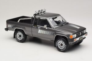 Toyota Hilux N50 Xtra Cab 4x4 Cinzento Metálico KK-Scale 1:18 KKDC181563 Metal - imagem 4 de 6