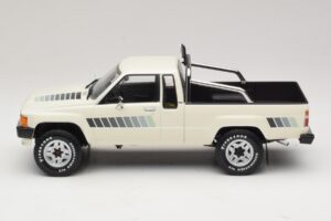 Toyota Hilux N50 Xtra Cab 4x4 Branco KK-Scale 1:18 KKDC181564 Metal - imagem 3 de 6
