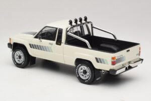 Toyota Hilux N50 Xtra Cab 4x4 Branco KK-Scale 1:18 KKDC181564 Metal - imagem 5 de 6