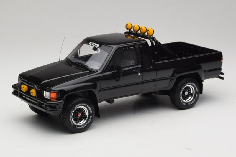 Toyota Hilux N60 SR5 Back to the Future II Preto Brilhante Otto 1:18 OT481 Resina