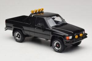 Toyota Hilux N60 SR5 Back to the Future II Preto Brilhante Otto 1:18 OT481 Resina - imagem 4 de 6