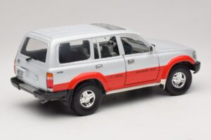 Toyota Land Cruiser J80 Prateado Vermelho Road Legends 1:18 92098 Metal - imagem 3 de 8
