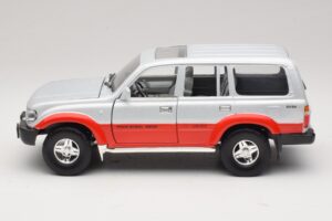 Toyota Land Cruiser J80 Prateado Vermelho Road Legends 1:18 92098 Metal - imagem 4 de 8