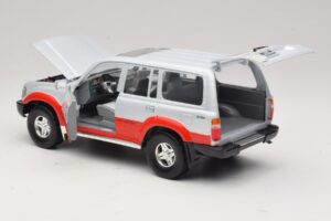 Toyota Land Cruiser J80 Prateado Vermelho Road Legends 1:18 92098 Metal - imagem 5 de 8