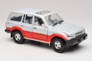Toyota Land Cruiser J80 Prateado Vermelho Road Legends 1:18 92098 Metal - imagem 6 de 8