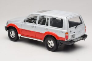 Toyota Land Cruiser J80 Prateado Vermelho Road Legends 1:18 92098 Metal - imagem 7 de 8