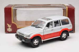 Toyota Land Cruiser J80 Prateado Vermelho Road Legends 1:18 92098 Metal - imagem 8 de 8
