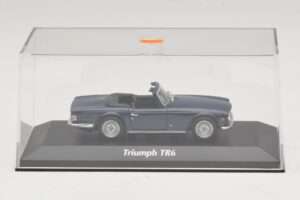 Triumph TR6 Azul Escuro Maxichamps 1:43 940132570 Metal - imagem 4 de 5