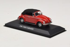 Volkswagen 1302 Cabriolet Vermelho Maxichamps 1:43 940055031 Metal - imagem 3 de 5