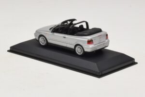 Volkswagen Golf Mk4 Cabriolet Prata Edição Concessionário Minichamps 1:43 GOLF004 Metal - imagem 3 de 5