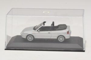 Volkswagen Golf Mk4 Cabriolet Prata Edição Concessionário Minichamps 1:43 GOLF004 Metal - imagem 4 de 5