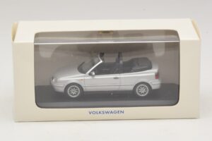 Volkswagen Golf Mk4 Cabriolet Prata Edição Concessionário Minichamps 1:43 GOLF004 Metal - imagem 5 de 5