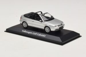 Volkswagen Golf Mk4 Cabriolet Prata Maxichamps 1:43 940058331 Metal - imagem 3 de 5