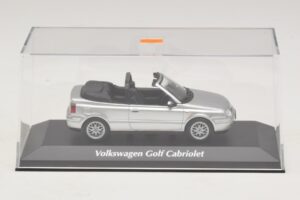 Volkswagen Golf Mk4 Cabriolet Prata Maxichamps 1:43 940058331 Metal - imagem 4 de 5
